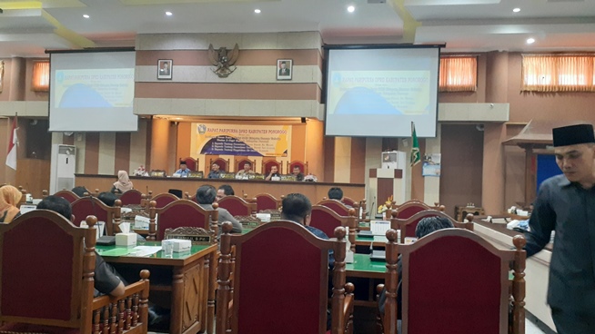 Photo of Pandangan Umum Fraksi Fraksi Setujui Pembahasan 3 Raperda