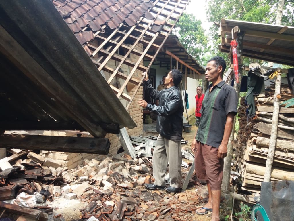 Rumah milik Katimin warga desa Baosan Kidul kecamatan Ngrayun , Ponorogo Roboh di bagian dapur karena  tertimpa tanah longsor  