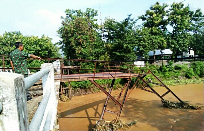 Photo of Jembatan Darurat Putus Diterjang Banjir, 350 kk Warga Broto Slahung Terdampak