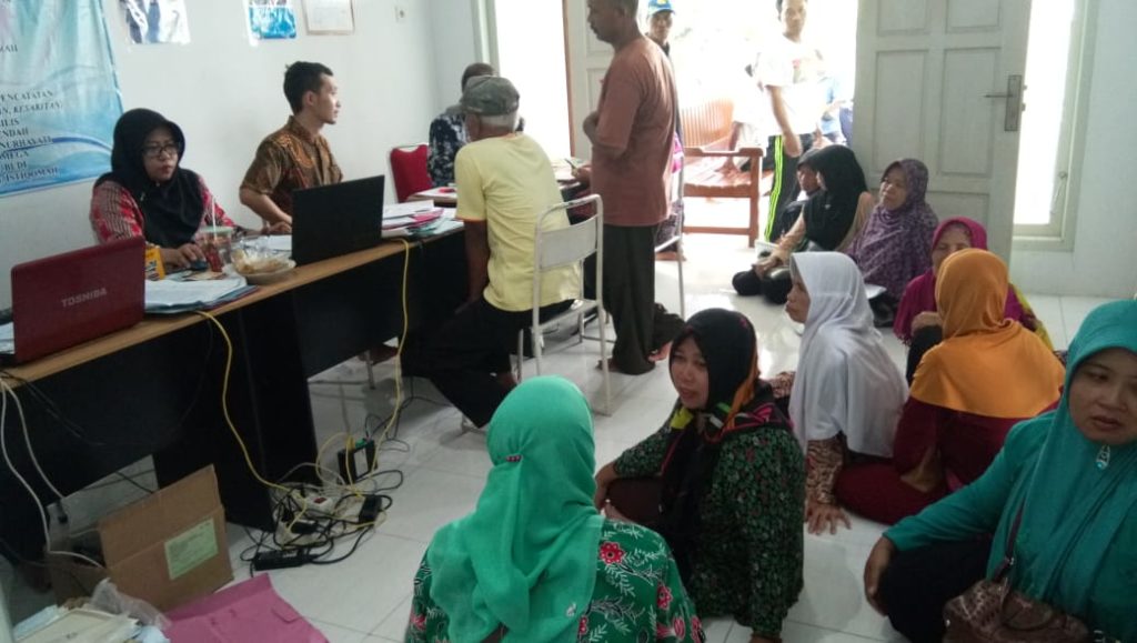 Layanan kepengurusan data kependudukan  berupa pencetakan akta kelahiran bagi lansia di desa Pondok kecamatan Babadan, disambut antusias warga. 