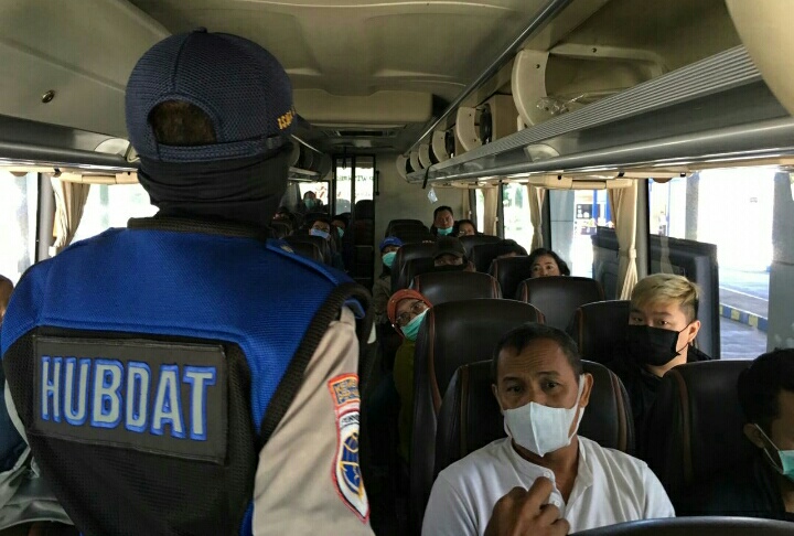 Photo of Naik Bus, Pakai Masker Dulu Ya