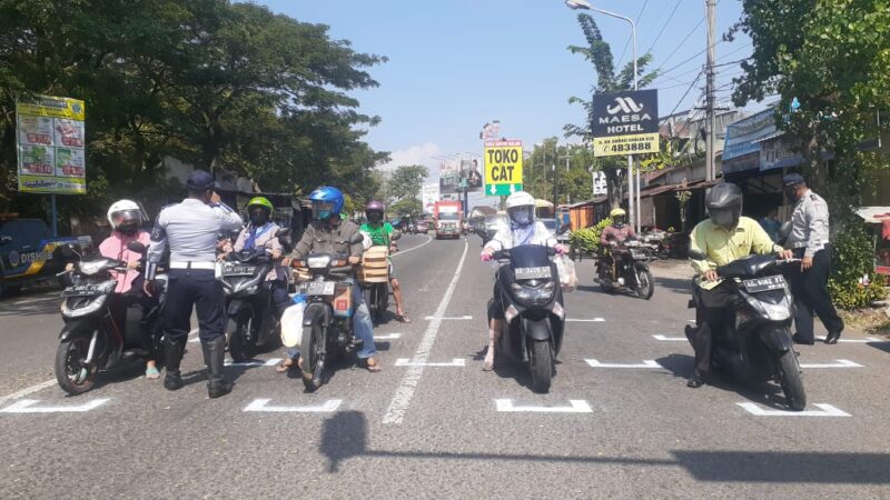 Dinas perhubungan kabupaten Ponorogo bersama Satlantas polres Ponorogo sosialisasikan physical distancing  di traffic light.