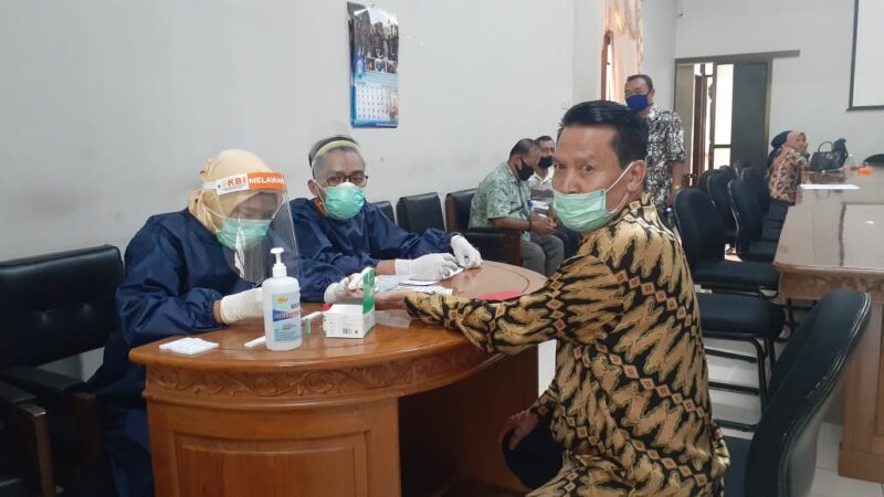 Sukirno , anggota DPRD Ponorogo saat sedang menjalani rapit tes pada jumat (10/07/2020) 