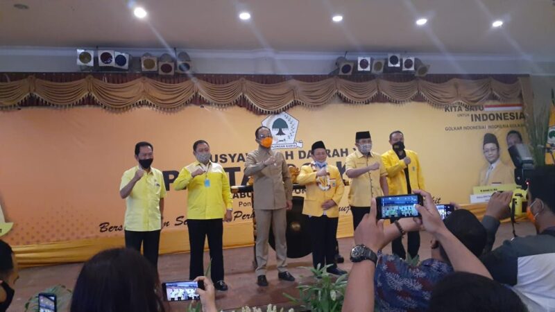 Muhammad Sarmuji (berkalung bunga) ketua DPD Golkar Jawa timur mengungkapkan surat penetapan bakal calon bupati Ponorogo dari partai Golar masih pada Ipong, namuan itu belum final.  
