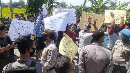 Aksi unjuk rasa di desa Purwosari Kecamatan  Babadan  , Ponorogo menuntut  mundurnya perangkat desa karena menghamili seorang janda.