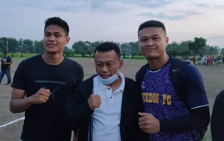 Sugiri Sancoko bersama pesepak bola nasional Dian Agus Prasetyo dan Fachrudin Aryanto, Senin (09/11/2020}
