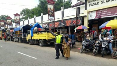 Photo of Rutin Sobo Pasar. Polsek Slahung Sosialisasi Prokes Dan Kamtibmas