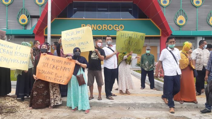 Para pedagang pasar legi Ponorogo menggelar aksi unjuk rasa menuntut pengembalian lapak  mereka