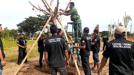 Dua pohon beringin  donasi dua tokoh masyarakat mampu satukan lintas masyarakat Desa Prajegan   