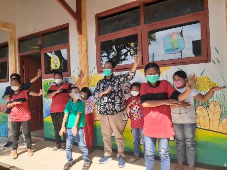 Jasra Putra (batik) Komisioner KPAI  Pusat  mengajak anak anak Ponorogo Kampanye Memakai Masker  