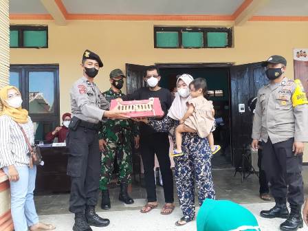 Agung Priyanto bersama Polri dan TNI memberikan door prize DOC Ayam pada  peserta vaksinasi. 
