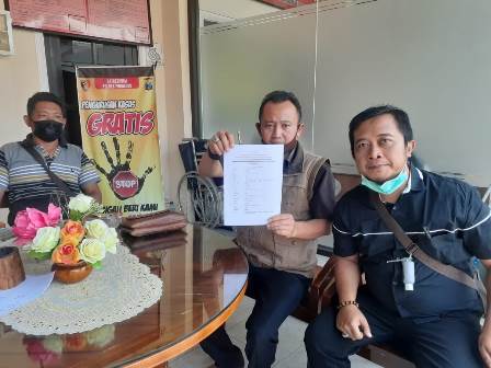 Supriyanto Ketua RT Sekopek bersama pendamping hukum korban di Satreskrim Polres Ponorogo