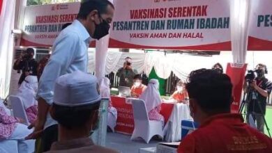 Photo of Pantau Vaksinasi Di Ponpes KH. Syamsudin, Presiden Jokowi Tanyakan Ke Santri Apa Takut Di Vaksin