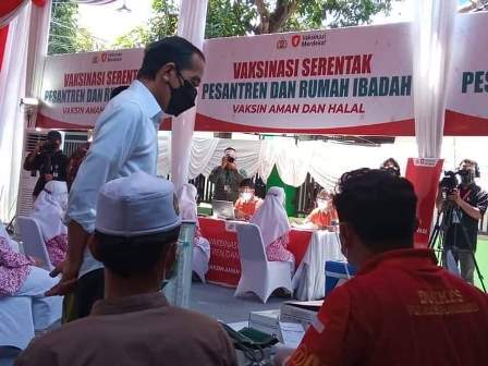 Pantau Vaksinasi Di Ponpes KH. Syamsudin, Presiden Jokowi Tanyakan Ke ...