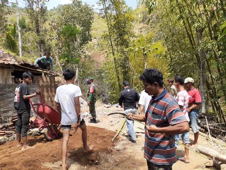 Gotong royong, TNI, Puskesmas, pemdes dan warga setempat gotong royong menurunkan rumah reot ODGJ Trincing 