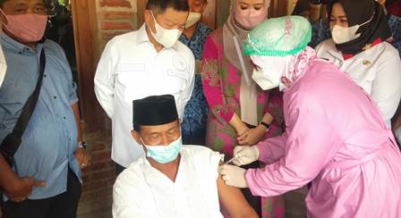 Menteri PPN/BAPPENAS Suharso Manoarfa   melihat langsung vaksinasi  dirumah Misman (80th)  yang merupakan masyarakat rentan  