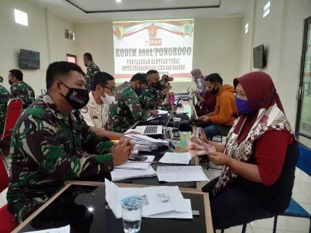 Para Pedagang Kaki Lima dan warung memperoleh bantuan usaha  dari pemerintah melalui TNI Kodim 0802 Ponorogo 