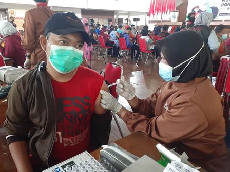 Arif Calon Pekerja Migran Indonesia melakukan vaksinasi untuk persiapan keberangkatannya 