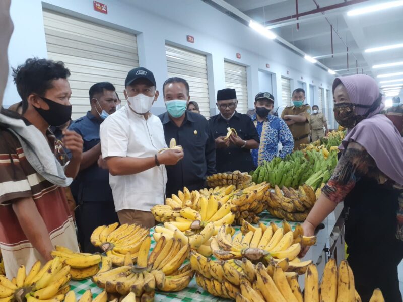 Kang Giri  bersama Komisi B DPRD Ponorogo membeli pisang di Pasar Legi