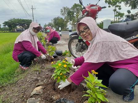Pemerintah Kecamatan Babadan L:akukan gerakan penanaman bunga dan pohon tepi jalan , Jumat (12/11/2021) 