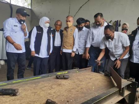 Gubernur Jawa Timur Khofifah Indar Parawansa meninjau inobasi  pengolahan sampah menjadi Briket di TPA Mrican Ponorogo, Senin (08/11/2021)