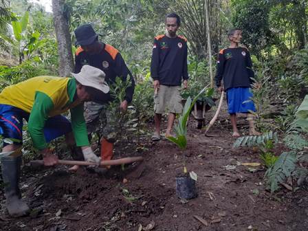 LMDH Sendang Lestari Desa Wayang Kecamatan Pulung lakukan konsrvasi hutan lindung selamatkan mata air. 