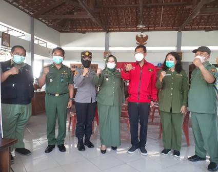dr. Hermansyah (paling kiri) bersama camat , polri , wakil bupati Ponorogo Lisdyarita, DPRD  menggerakkan  vaksinasi disetiap kecamatan 