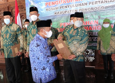 Bupati Ponorogo Sugiri Sancoko saat mengukuhkan Komisi Penyuluh Pertanian Kabupaten, Jumat (17/12/2021) di Pendopo.   