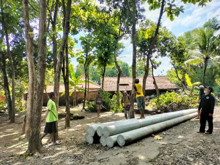 Warga  Desa Poko Kecamtan Jambon  bahagia dapat jaringan listrik  yang mereka harapkan bertahun-tahun. 
