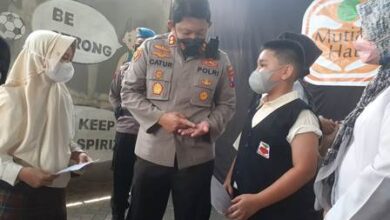 Photo of Tinjau Vaksinasi Di SDS Mutiara Hati ,  Kapolres Ponorogo Ditanya Siswa Soal Kehalalan Vaksin