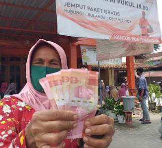 Landep, 65 warga Desa Panjeng Kecamatan Jenangan saat menerima BLT minyak goreng.