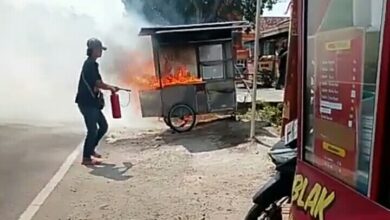 Photo of Selang Gas Bocor Gerobak Cimol di Ponorogo Terbakar