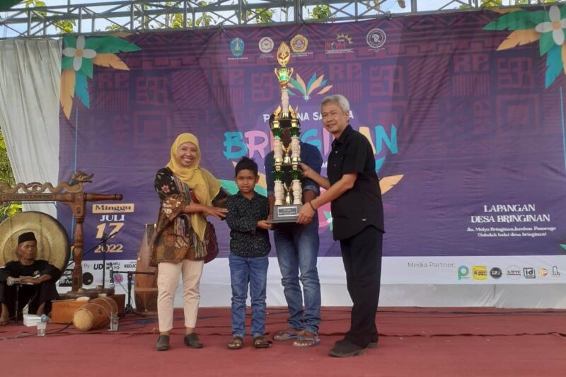 Bambang Yuwono ,  DPRD Jawa Timur dari Fraksi PDI Perjungan menyerahkan  penghargaan pada juara menabung 
