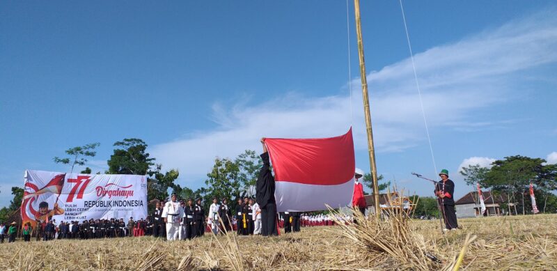 KHIDMAT: Pasukan pengibar bendera saat proses pengibaran dalam upacara peringatan HUT ke-77 RI di Desa Lembah Kecamatan Babadan, Kabupaten Ponorogo, Jawa Timur pada Rabu (17/08/2022).