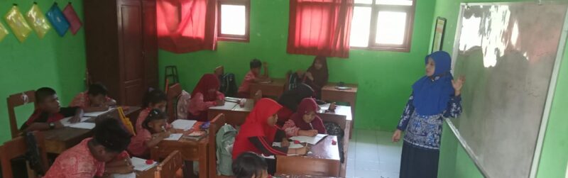 SERIUS : Nurul Hamidah saat mengajar di SDN Bulu Kecamatan Jambon kemarin (3/08/2022).