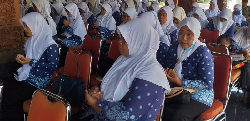 PENGABDIAN : Ratusan guru HIMPAUDI saat kegiatan di Pendapa Kabupaten Ponorogo, Rabu (31/08/2022)