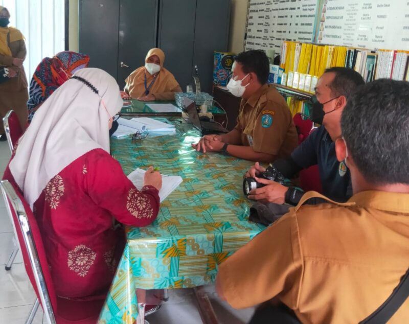 DISKUSI: Tim juri Lomba Adipura saat sesi tanya jawab dengan Kepala Puskesmas Ponorogo Selatan, dr. Ani Damayanti pada Senin (5/09/2022).