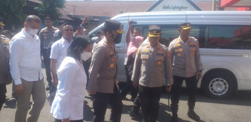 KOMPAK : Menteri PPPA I Gusti Ayu Bintang Darmawati didampingi Kapolda Jatim Irjen Nico Afinta saat berada di Mapolres Ponorogo, Senin (13/09/2022).