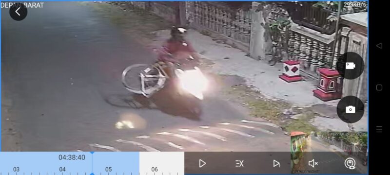 TERPANTAU : Pelaku pencurian sepeda Poligon di area parkir Masjid Ar Rohim Desa Bareng, Kecamatan Babadan Kabupaten Ponorogo terpantau CCTV Masjid Ar Rohman pada Senin (29/08/2022). 