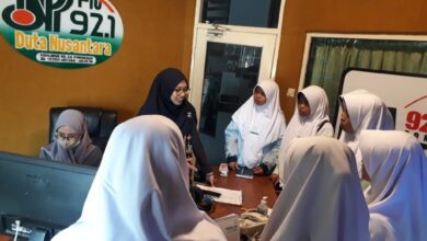 Photo of Belajar Jurnalistik dan Multimedia, Siswa Darul Falah Berkunjung ke Radio Dutanusantara   