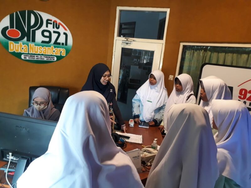 ANTUSIAS : Siswa Ponpes Darul Falah Sukorejo, Kabupaten Ponorogo saat belajar tentang penyiaran dan juga ilmu jurnalistik di Radio Duta Nusantara pada Kamis (1/09/2022).