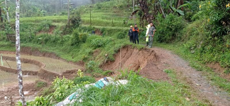 SKALA KECIL : Tim satgas bencana saat mengecek kondisi titik tanah longsor yang terjadi di Desa Bahu, Kecamatan Sooko minggu lalu.