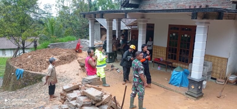 BERSAMA : Tim gabungan bersama warga saat evakuasi reruntuhan tembok rumah Budi, di Desa Bedoho, Kecamatan Sooko yang terkena longsor minggu lalu. 