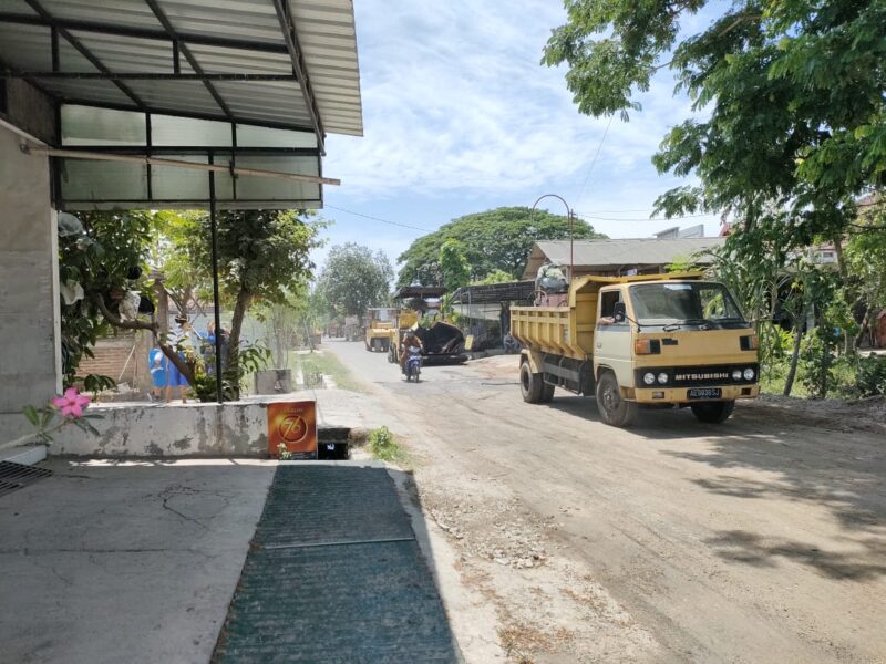 DIGEBER : Para pekerja saat mulai melakukan peningakatan jalan di kawasan Kecamatan Kauman Selasa (27/09/2023).