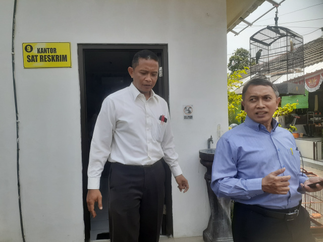 Dua Ustadz Ponpes Gotor saat keluar dari ruang Unit P2A Sat Reskrim Polres Ponorogo, Senin ( 05/09/2022)