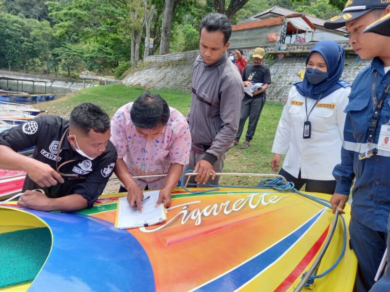 STANDAR SNI : Tim Dishub Provinsi Jawa Timur saat mengecek spek speedboat di Telaga Ngebel, Selasa (4/10/2022).
