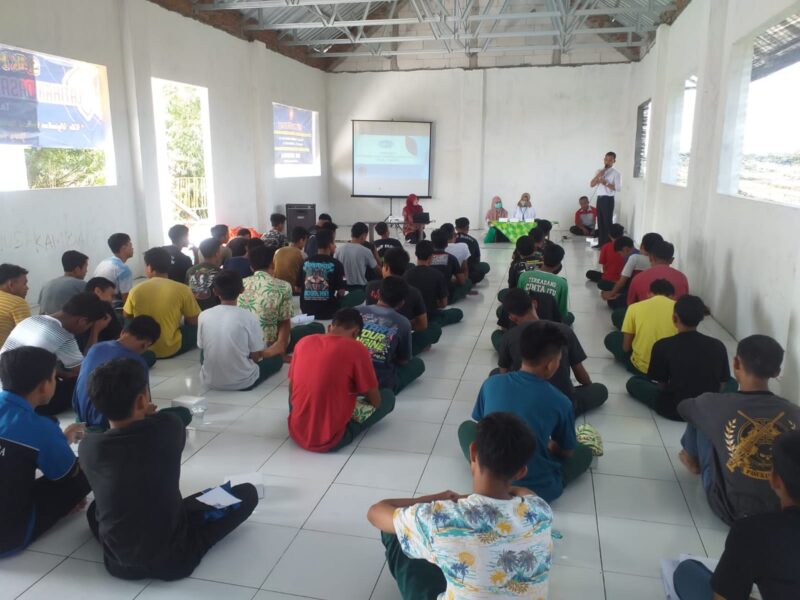 ANTUSIAS : Puluhan pelajar di Kabupaten Jombang, saat mengikuti edutaimen tentang HIV/AIDS di SMK Nusantara pada Kamis (13/10/2022).