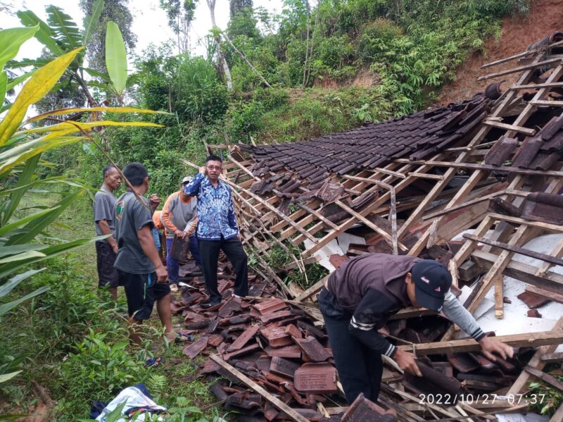 TERTIMBUN : Kondisi rumah Parno,31 warga Desa Wonosari, Kecamatan Ngrayun, Kabupaten Ponorogo tertimbun tanah longsor pada Rabu (26/10/2022).