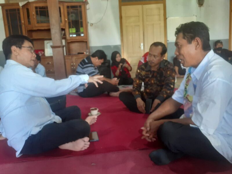 Gunawan tokoh  Dusun Pucuk Desa Wagir Lor kecamatan Ngebel saat bertemu dengan Johan Budi Sapto Pribowo  Anggota DPR RI dari Fraksi PDi perjuangan 