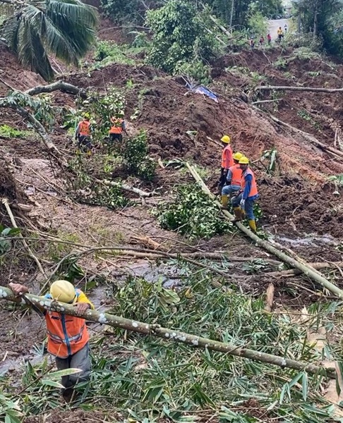 PLN ULP Dolopo kerja keras pulihkan pasokan listrik Kecamatan Ngebel yang terkena bencana tanah longsor , Senin ( 24/10/2022) 